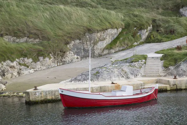 Barco de pesca, puerto de Ballintoy; Condado de Antrim — Foto de Stock