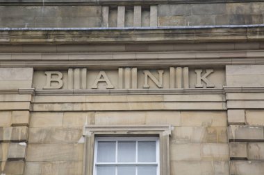 Bina Önündeki Banka Tabelası