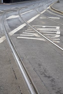 Nottingham Caddesi'ndeki tramvay parça ve ok işareti