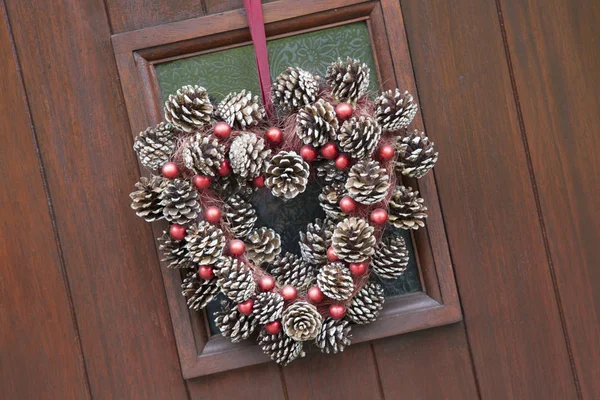 クリスマス コーン装飾ドア — ストック写真