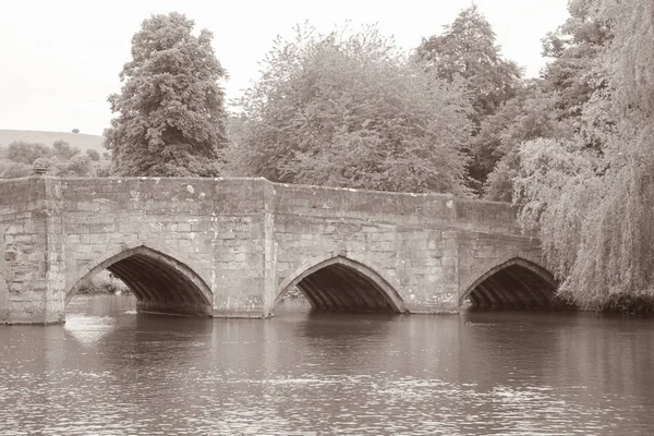 Ponte e fiume Wye; Bakewell; Peak District; Inghilterra — Foto Stock