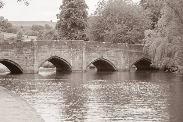 Bridge och floden Wye; Bakewell; Peak District; England — Stockfoto