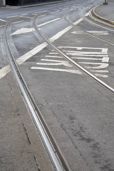 Tramrails en pijl teken op straat in Nottingham — Stockfoto