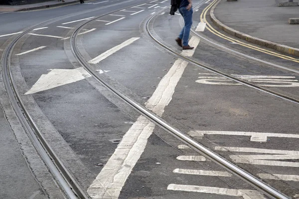 Tramrails en pijl teken op straat in Nottingham — Stockfoto