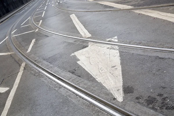 Tramrails en pijl teken op straat in Nottingham — Stockfoto