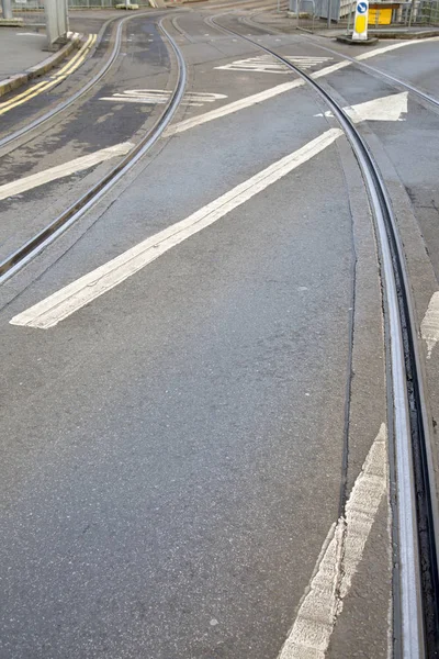 Tramrails en pijl teken op straat in Nottingham, Engeland — Stockfoto