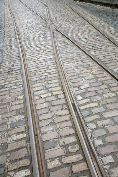 Arnavut kaldırımı Stone Caddesi'ndeki tramvay parça — Stok fotoğraf