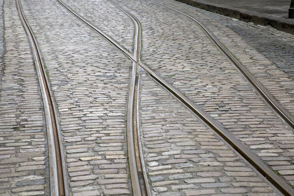 Arnavut kaldırımı Stone Caddesi'ndeki tramvay parça — Stok fotoğraf