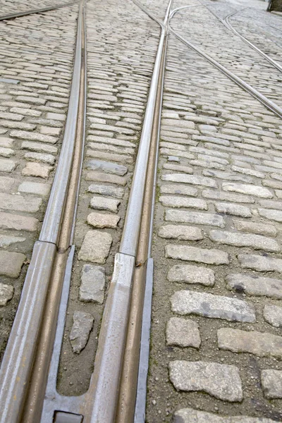 Straßenbahngleise auf der Kopfsteinpflasterstraße — Stockfoto