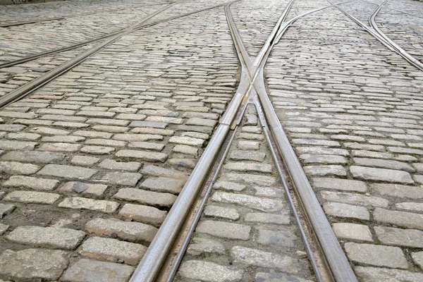 Straßenbahngleise auf der Kopfsteinpflasterstraße — Stockfoto