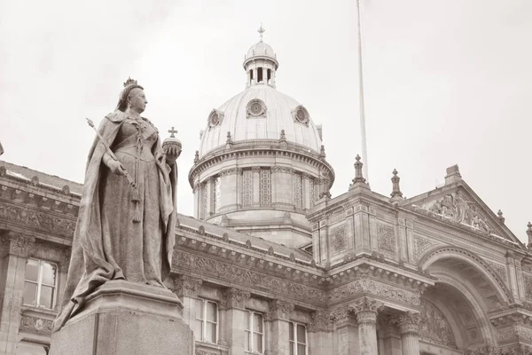 Palais du Conseil et statue de la Reine Victoria, Birmingham — Photo