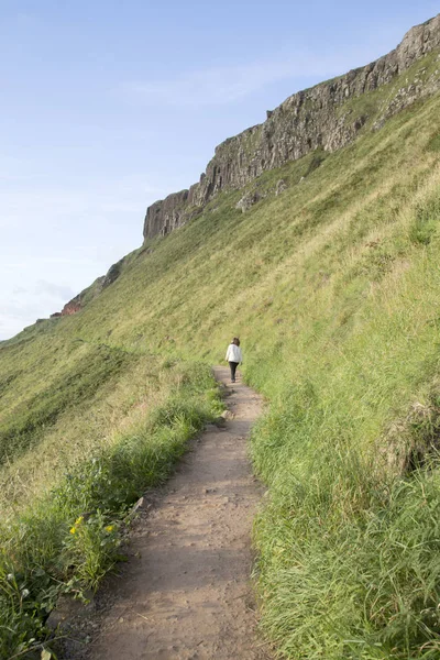 Giants Causeway kust voetpad; County Antrim; Noordelijke Ierse — Stockfoto