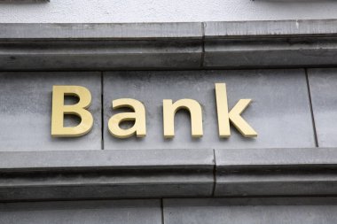 Bina Önündeki Banka Tabelası