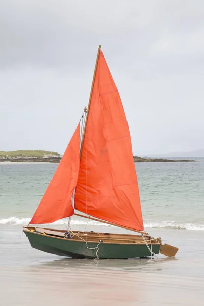 Sailing Boat on Glassillun Beach, Connemara — стоковое фото