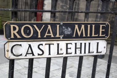 Castlehill ve Royal Mile sokak işaretleri, Edinburgh