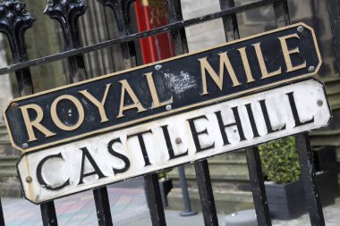 Castlehill ve Royal Mile sokak işaretleri, Edinburgh