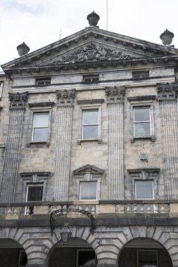 Royal Mile Caddesi üzerinde şehir Chambers; Edinburgh
