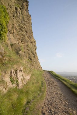 Patika üzerinde Salisbury Crags, Holyrood Park, Edinburgh