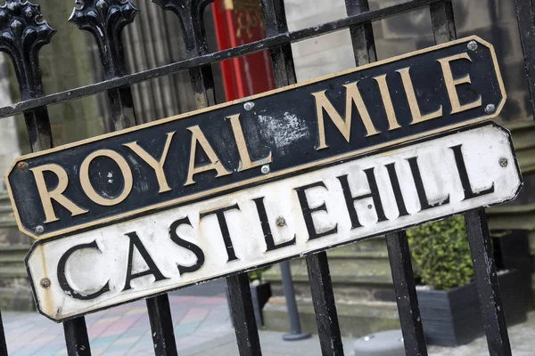 Castlehill a značky Royal Mile Street, Edinburgh — Stock fotografie