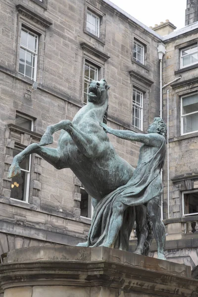 Alexander and Bucephalus Statue by Steell, City Chambers on Roya — Stock Photo, Image