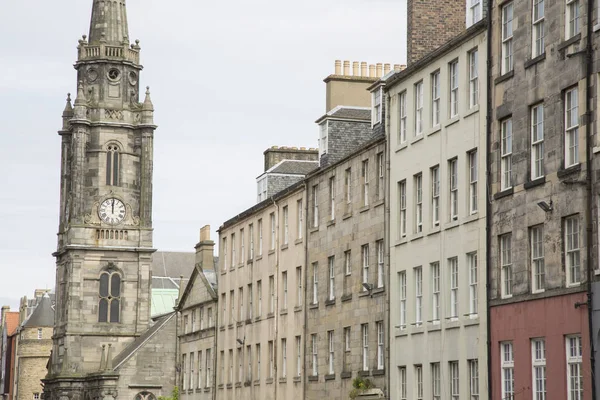 Iglesia Tron Kirk y Royal Mile Street desde el tejado de la catedral; Edin — Foto de Stock