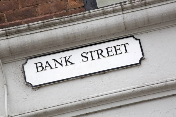 Bank Street op wit en bakstenen muur — Stockfoto