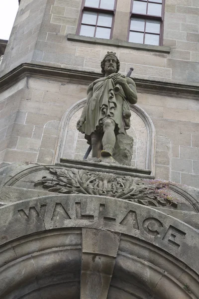 Athenaeum bina Wee Wallace Statue, Stirling ile — Stok fotoğraf