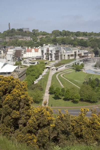 Vista del paisaje urbano de Edimburgo con Calton Hill Park — Foto de Stock