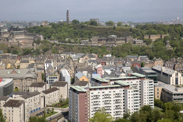 Edinburgh Calton Hill Park ile Cityscape bakış — Stok fotoğraf