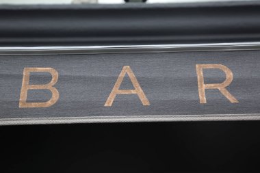 Bar işaret üstünde cephe bina