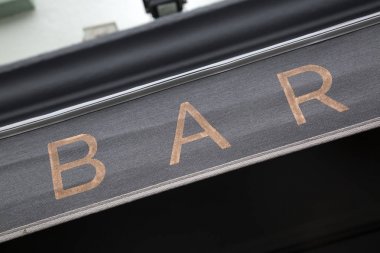 Bar işaret üstünde cephe bina