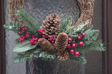 çam kozalakları ile Noel çelenk