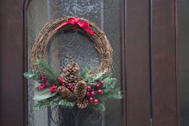 Çam kozalağı ile Noel çelenk