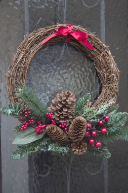 Çam kozalağı ile Noel çelenk