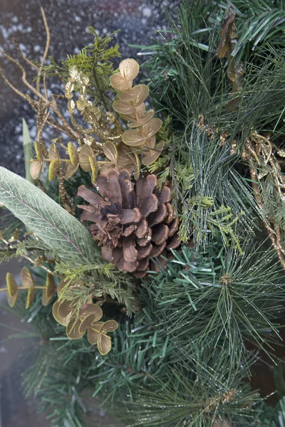 Cono de abeto con fondo de Navidad — Foto de Stock