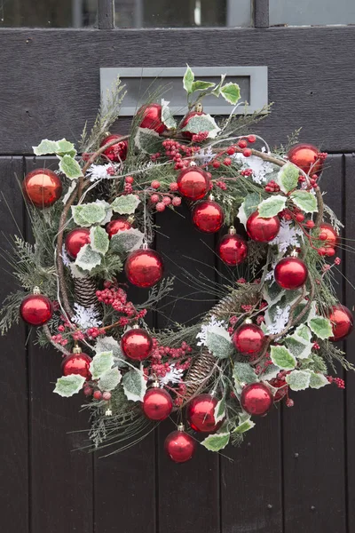 Röd boll jul krans dekoration — Stockfoto