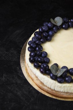 Beyaz pasta kremalı yaban mersinli bisküvi.