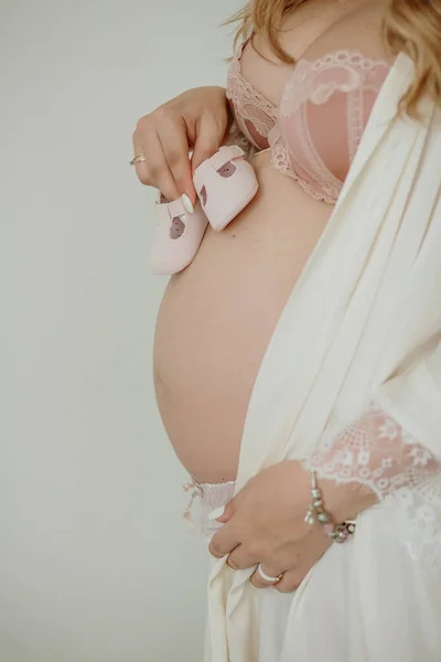 임신중의 슬리퍼 — 스톡 사진