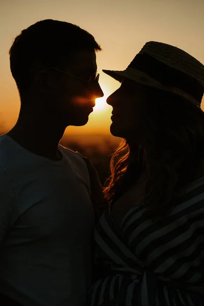 Ρομαντικό Ζευγάρι Στο Φιλί Sunset Σιλουέτα — Φωτογραφία Αρχείου