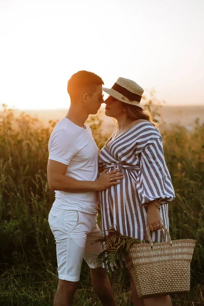 Ρομαντικό Ζευγάρι Στο Φιλί Sunset Σιλουέτα — Φωτογραφία Αρχείου