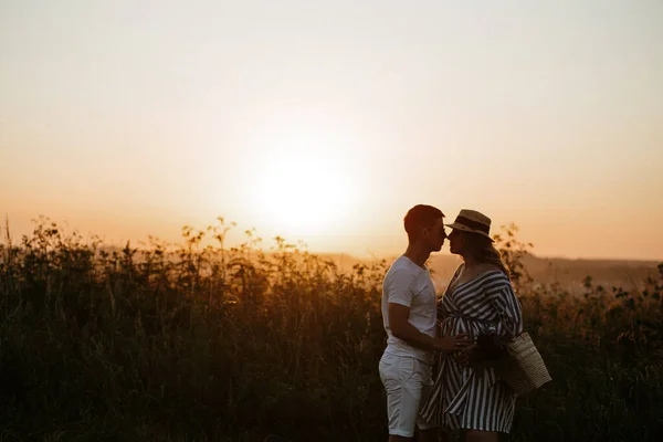 Романтична Пара Заході Сонця Силует Поцілунок — стокове фото
