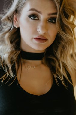 Deri elbiseli sarışın kız.