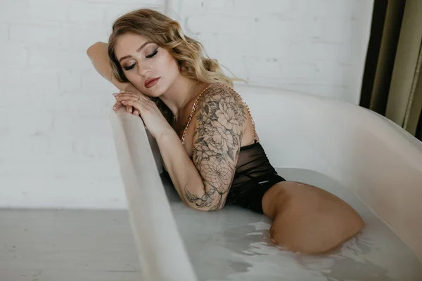 Ragazza Bionda Nella Vasca Bagno — Foto Stock