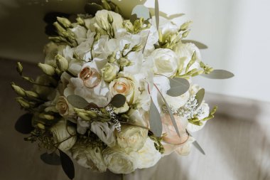 Düğün çiçekleri için gelin buketi