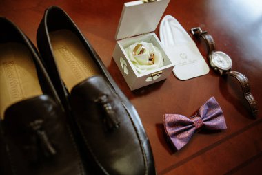 Kutuda iki altın alyans