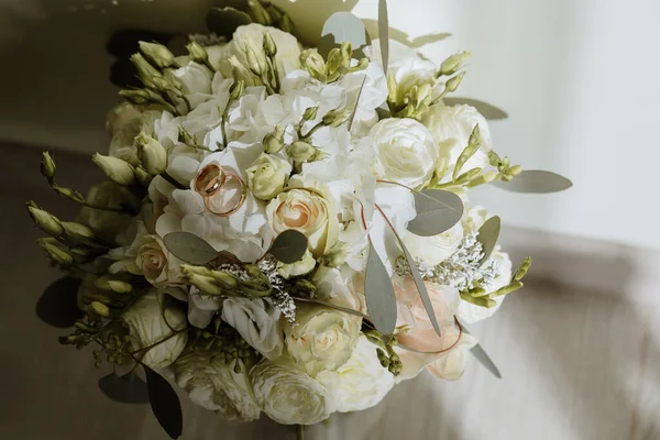 Düğün çiçekleri için gelin buketi