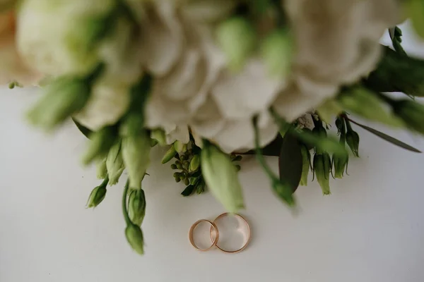 Dva Zlaté Snubní Prsteny Květinami Royalty Free Stock Obrázky