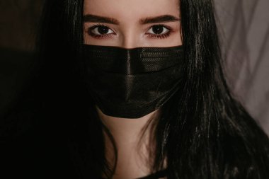 Tıbbi maskeli genç kız Coronavirus