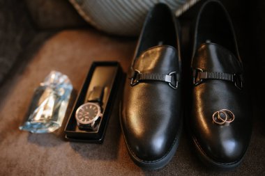 Ayakkabısında iki altın alyans