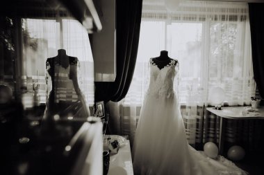 Siyah beyaz bir mankenin üzerinde gelinlik.